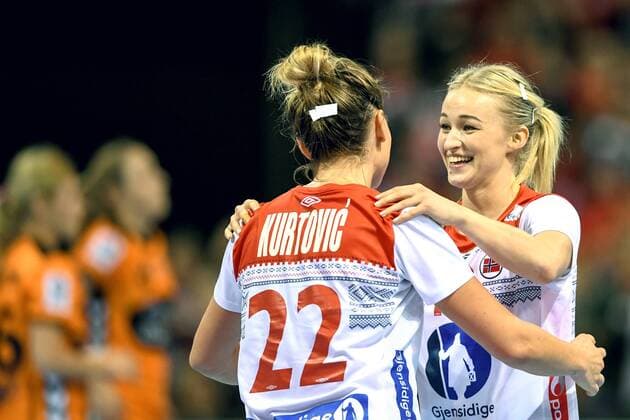 Handball, WM Damen, Niederlande - Norwegen 171215 Norges Amanda Kurtovic och Stine Bredal Oftedal jublar efter semifinalen mellan Nederländerna och Norge under handbolls-VM den 15 december 2017 i Hamburg. Copyright: CARLxSANDIN BB171215CS045