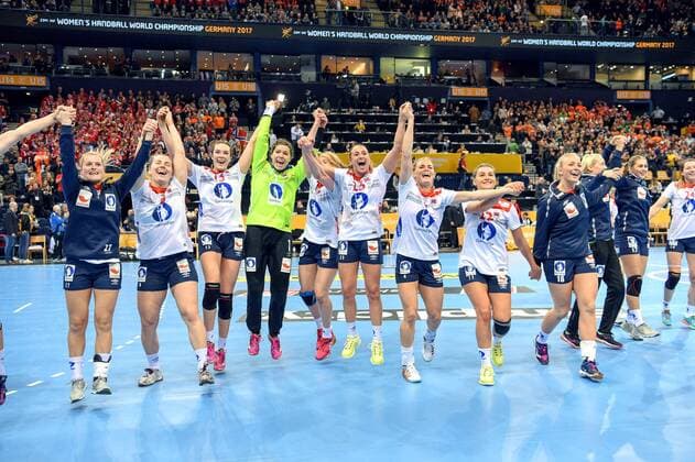 Handball, WM Damen, Niederlande - Norwegen 171215 De norska spelarna jublar efter semifinalen mellan Nederländerna och Norge under handbolls-VM den 15 december 2017 i Hamburg. Copyright: CARLxSANDIN BB171215CS048
