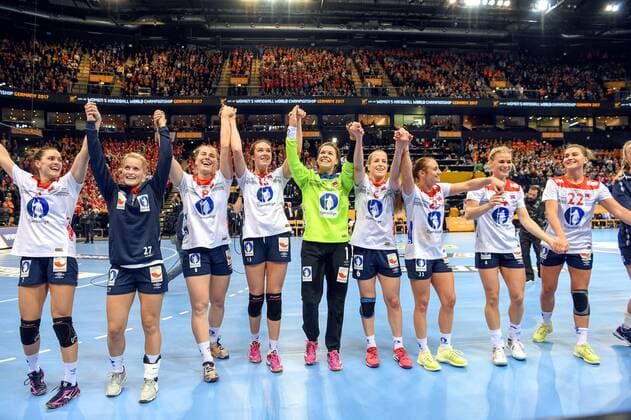 Bilder des Tages - SPORT Handball, WM Damen, Niederlande - Norwegen 171215 De norska spelarna jublar efter semifinalen mellan Nederländerna och Norge under handbolls-VM den 15 december 2017 i Hamburg. Copyright: CARLxSANDIN BB171215CS050