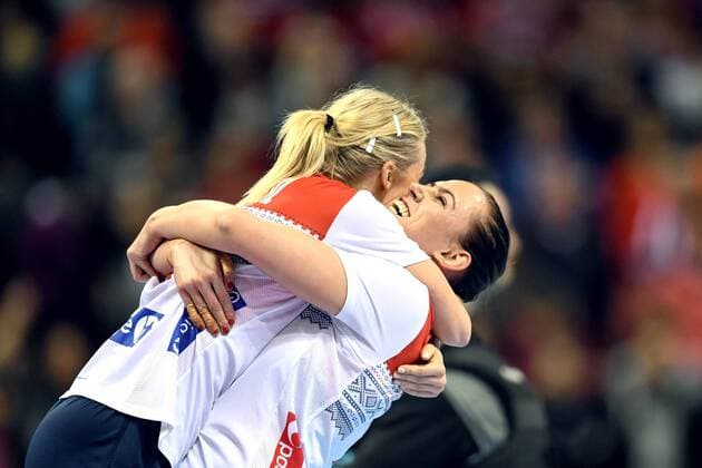 Handball, WM Damen, Niederlande - Norwegen 171215 Norges Stine Bredal Oftedal och Emelie Hegh Arntzen jublar efter semifinalen mellan Nederländerna och Norge under handbolls-VM den 15 december 2017 i Hamburg. Copyright: CARLxSANDIN BB171215CS051