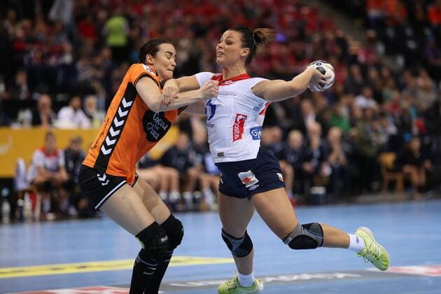 Niederlande - Norwegen, 23. IHF Handball-Weltmeisterschaft der Frauen; Hamburg, 15.12.17 Hamburg, 15.12.17, Handball, 23. IHF Handball-Weltmeisterschaft der Frauen, Halbfinale, Niederlande - Norwegen : Nora Moerk (Norwegen, 09), Yvette Broch (Niederlande, 13)