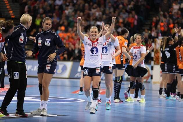 Niederlande - Norwegen, 23. IHF Handball-Weltmeisterschaft der Frauen; Hamburg, 15.12.17 Hamburg, 15.12.17, Handball, 23. IHF Handball-Weltmeisterschaft der Frauen, Halbfinale, Niederlande - Norwegen : Jubel nach Sieg