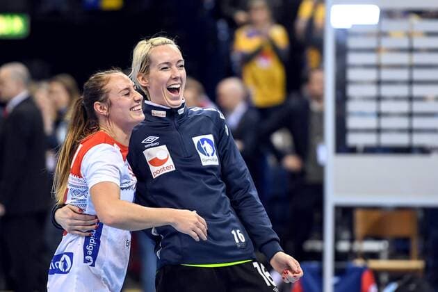 171215 Norges Camilla Herrem och malvakt Katrine Lunde jublar efter semifinalen mellan Nederländerna och Norge under handbolls-VM den 15 december 2017 i Hamburg. Copyright: CARLxSANDIN BB171215CS055