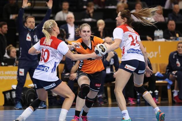 Laura van der Heijden (Niederlande, 06), Stine Bredal Oftedal (Norwegen, 10),Sanna Solberg (Norwegen, 24) Hamburg Hamburg Deutschland Barclaycard Arena Copyright: xAgentur54Gradx xSpeedphotosx