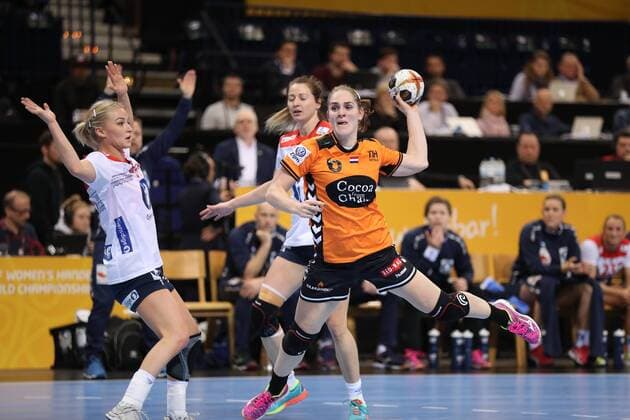 Laura van der Heijden (Niederlande, 06), Stine Bredal Oftedal (Norwegen, 10),Sanna Solberg (Norwegen, 24) Hamburg Hamburg Deutschland Barclaycard Arena Copyright: xAgentur54Gradx xSpeedphotosx