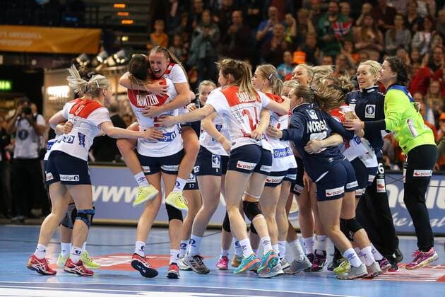 Niederlande - Norwegen, 23. IHF Handball-Weltmeisterschaft der Frauen; Hamburg, 15.12.17 Hamburg, 15.12.17, Handball, 23. IHF Handball-Weltmeisterschaft der Frauen, Halbfinale, Niederlande - Norwegen : Jubel nach Sieg