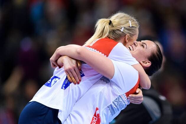 171215 Norges Stine Bredal Oftedal och Emelie Hegh Arntzen jublar efter semifinalen mellan Nederländerna och Norge under handbolls-VM den 15 december 2017 i Hamburg. Copyright: CARLxSANDIN BB171215CS063