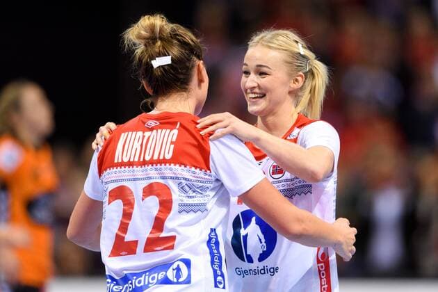 171215 Norges Amanda Kurtovic och Stine Bredal Oftedal jublar efter semifinalen mellan Nederländerna och Norge under handbolls-VM den 15 december 2017 i Hamburg. Copyright: CARLxSANDIN BB171215CS064