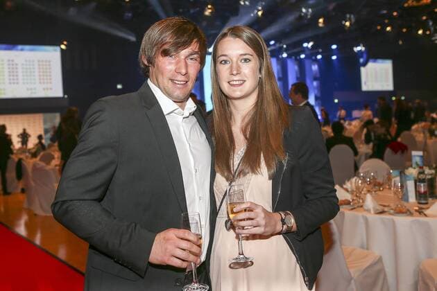 Felix Verleihung NRW Sportler des Jahres 2017 Duesseldorf, 15.12.2017 Para-Athlet Sebastian Dietz (GER BSG Bad Oeynhausen F36) mit Begleitung bei der Felix Verleihung NRW Sportler des Jahres 2017 am 15.12.2017 in der Mitsubishi Electric Halle in Duesseldorf (Nordrhein-Westfalen).