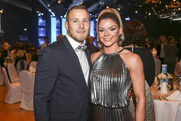 Felix Verleihung NRW Sportler des Jahres 2017 Duesseldorf, 15.12.2017 Leichtathletik-Star Pamela Dutkiewicz (TV Wattenscheid 01 Huerden) mit Begleitung bei der Felix Verleihung NRW Sportler des Jahres 2017 am 15.12.2017 in der Mitsubishi Electric Halle in Duesseldorf (Nordrhein-Westfalen).