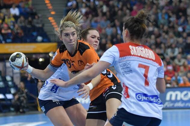 GER, HBL, 23 IHF Frauen Handball Weltmeisterschaft, Halbfinale, Niederlande vs Norwegen 15.12.17, Barcleycard Arena Hamburg, GER, HBL, 23 IHF Frauen Handball Weltmeisterschaft, Halbfinale, Niederlande vs Norwegen, im Bild Estavana Polman(Niederlande 79) versucht sich gegen Stine Ruscetta Skogrand (Norwegen 07) und Kari Brattset (Norwegen 13) durchzusetzen