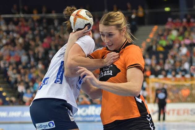 GER, HBL, 23 IHF Frauen Handball Weltmeisterschaft, Halbfinale, Niederlande vs Norwegen 15.12.17, Barcleycard Arena Hamburg, GER, HBL, 23 IHF Frauen Handball Weltmeisterschaft, Halbfinale, Niederlande vs Norwegen, im Bild Lois Abbing (Niederlande 08) versucht sich gegen Kari Brattset (Norwegen 13) und Stine Ruscetta Skogrand (Norwegen 07) durchzusetzen
