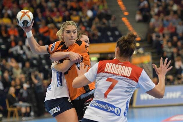 GER, HBL, 23 IHF Frauen Handball Weltmeisterschaft, Halbfinale, Niederlande vs Norwegen 15.12.17, Barcleycard Arena Hamburg, GER, HBL, 23 IHF Frauen Handball Weltmeisterschaft, Halbfinale, Niederlande vs Norwegen, im Bild Charris Rozemalen(Niederlande 25) versucht sich gegen Kari Brattset (Norwegen 13) und Stine Ruscetta Skogrand (Norwegen 07) durchzusetzen