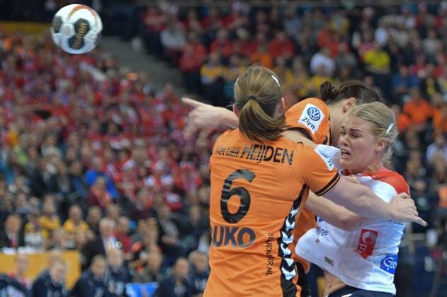 Handball, WM Damen, Niederlande - Norwegen GER, HBL, 23 IHF Frauen Handball Weltmeisterschaft, Halbfinale, Niederlande vs Norwegen 15.12.17, Barcleycard Arena Hamburg, GER, HBL, 23 IHF Frauen Handball Weltmeisterschaft, Halbfinale, Niederlande vs Norwegen, im Bild Laura van der Heijden(Niederlande 06) versucht sich gegen Veronica Egebakken Kristiansen (Norwegen 04) durchzusetzen