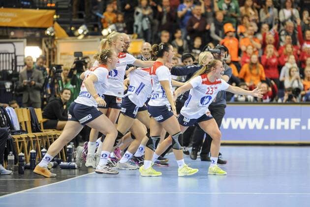 Handball, WM Damen, Niederlande - Norwegen Das norwegische Team bejubelt den Einzug ins Finale Niederlande vs. Norwegen, Handball, Weltmeisterschaft Halbfinale, 15.12.17 Hamburg Hamburg Germany Barclaycard Arena Copyright: xAgentur54Gradx xThomasxSobczakx