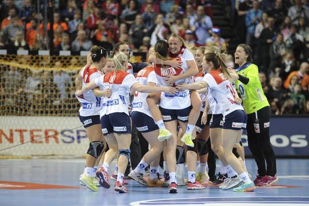 Handball, WM Damen, Niederlande - Norwegen Das norwegische Team bejubelt den Einzug ins Finale Niederlande vs. Norwegen, Handball, Weltmeisterschaft Halbfinale, 15.12.17 Hamburg Hamburg Germany Barclaycard Arena Copyright: xAgentur54Gradx xThomasxSobczakx