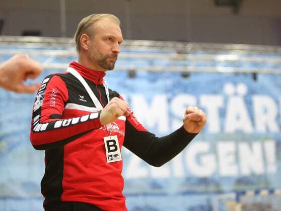 BAU 15.12.2017 Bietigheim Handball SG BBM Bietigheim vs. Dessau-Rosslauer HV 06, Trainer Hartmut Maerhoffer (BBM) jubelt und ballt die Fäuste