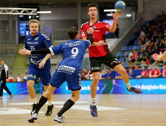 BAU 15.12.2017 Bietigheim Handball SG BBM Bietigheim vs. Dessau-Rosslauer HV 06, v.r. Max Emanuel (BBM), Marek Vanco (Dessau) , Max Scheithauer (Dessau)