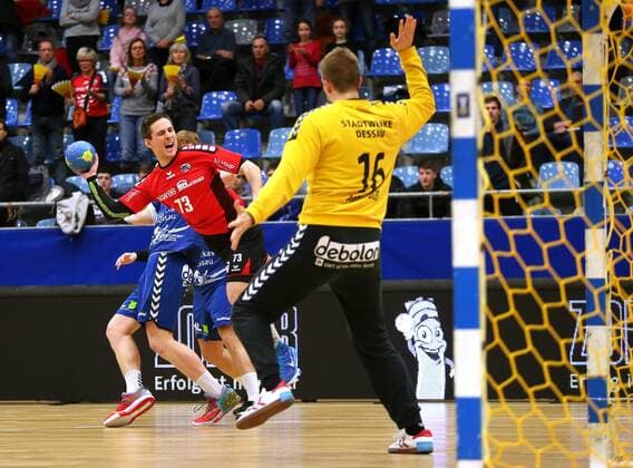 BAU 15.12.2017 Bietigheim Handball SG BBM Bietigheim vs. Dessau-Rosslauer HV 06, v.l. Martin Marcec (BBM), Philip Ambrosius (Dessau)