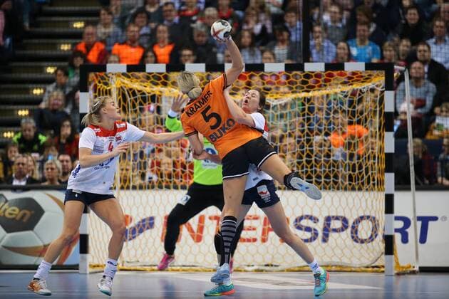 Handball, WM Damen, Niederlande - Norwegen Jessy Kramer (Niederlande, 05), Veronica Kristiansen (Norwegen, 04) Hamburg Hamburg Deutschland Barclaycard Arena Copyright: xAgentur54Gradx xSpeedphotosx