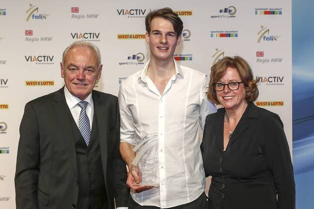 Felix Verleihung NRW Sportler des Jahres 2017 Duesseldorf, 15.12.2017 NRW-Nachwuchssportler des Jahres, Falk Wendrich (LAZ Soest). Links Walter Steinloch (Praesident Landessportbund NRW), Rechts Ute Schaefer bei der Felix Verleihung NRW Sportler des Jahres 2017 am 15.12.2017 in der Mitsubishi Electric Halle in Duesseldorf (Nordrhein-Westfalen).