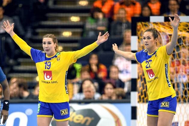 Handball, WM Damen, Schweden - Frankreich 171215 Sveriges Anna Lagerquist och Sabina Jacobsen i försvaret under semifinalen mellan Sverige och Frankrike under handbolls-VM den 15 december 2017 i Hamburg. Copyright: CARLxSANDIN BB171215CS087