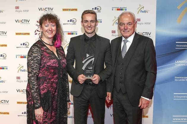 Felix Verleihung NRW Sportler des Jahres 2017 Duesseldorf, 15.12.2017 NRW-Behindertensportler des Jahres, Johannes Floors (TSV Bayer 04 Leverkusen), links NRW-Staatssekretaerin fuer und Ehrenamt Andea Milz, rechts Walter Schneeloch (Praesident Landessportbund NRW) bei der Felix Verleihung NRW Sportler des Jahres 2017 am 15.12.2017 in der Mitsubishi Electric Halle in Duesseldorf (Nordrhein-Westfalen).