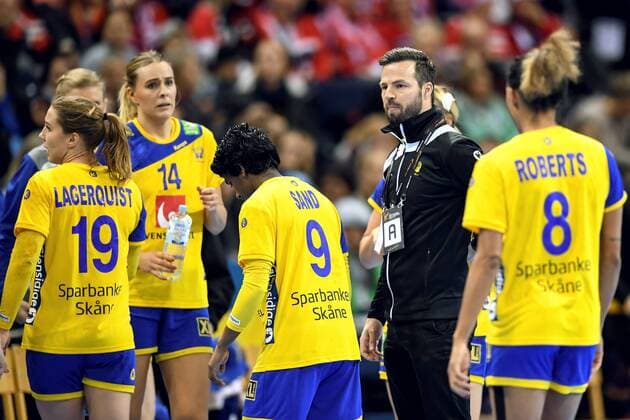 171215 Sveriges förbundskapten Henrik Signell under semifinalen mellan Sverige och Frankrike under handbolls-VM den 15 december 2017 i Hamburg. Copyright: CARLxSANDIN BB171215CS096