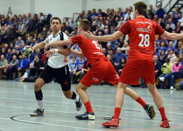 15.12.2017, xpsx, Handball 3.Liga, HSG Hanau - SG Leutershausen v.l. Yaron Pillmann (Hanau), Stefan Salger (Leutershausen), Daniel Zourek (Leutershausen) Hanau Hessen Deutschland