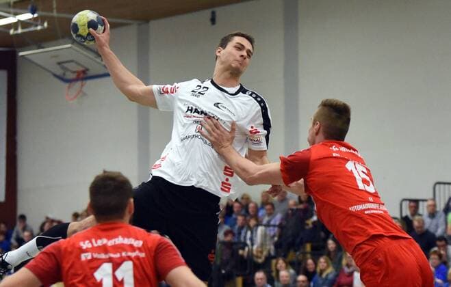 15.12.2017, xpsx, Handball 3.Liga, HSG Hanau - SG Leutershausen v.l. Yaron Pillmann (Hanau), Stefan Salger (Leutershausen) Hanau Hessen Deutschland
