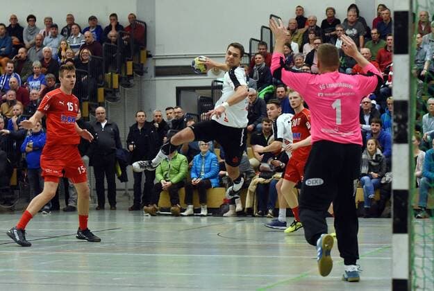 15.12.2017, xpsx, Handball 3.Liga, HSG Hanau - SG Leutershausen v.l. Stefan Salger (Leutershausen), Yaron Pillmann (Hanau), Alexander Hübe (Leutershausen) Hanau Hessen Deutschland