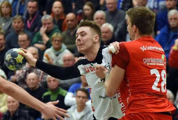 15.12.2017, xpsx, Handball 3.Liga, HSG Hanau - SG Leutershausen v.l. Jan-Eric Ritter (Hanau), Daniel Zourek (Leutershausen) Hanau Hessen Deutschland