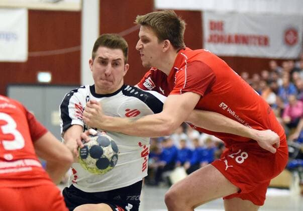 15.12.2017, xpsx, Handball 3.Liga, HSG Hanau - SG Leutershausen v.l. Marc Strohl (Hanau), Daniel Zourek (Leutershausen) Hanau Hessen Deutschland