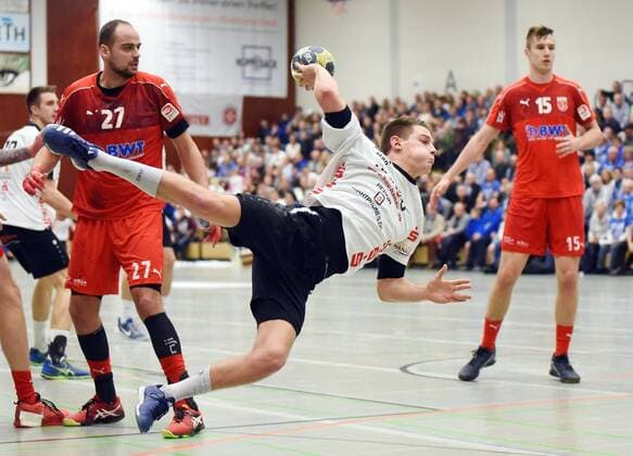 15.12.2017, xpsx, Handball 3.Liga, HSG Hanau - SG Leutershausen v.l. Manel Cirac (Leutershausen), Marius Brüggemann (Hanau), Stefan Salger (Leutershausen) Hanau Hessen Deutschland