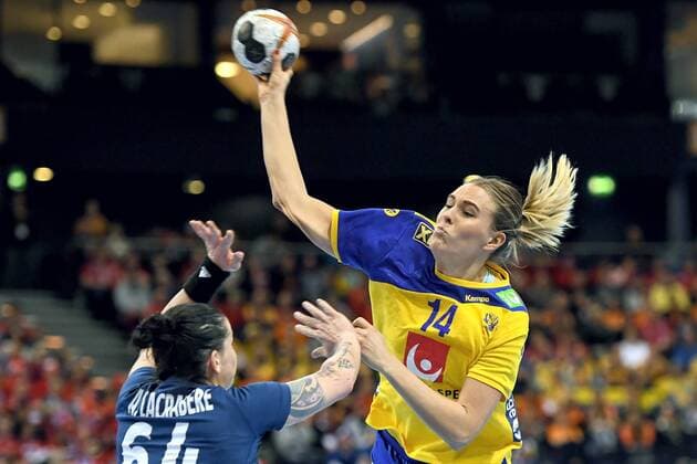 Handball, WM Damen, Schweden - Frankreich 171215 Sveriges Johanna Westberg och Frankrikes Alexandra Lacrabere under semifinalen mellan Sverige och Frankrike under handbolls-VM den 15 december 2017 i Hamburg. Copyright: CARLxSANDIN BB171215CS111