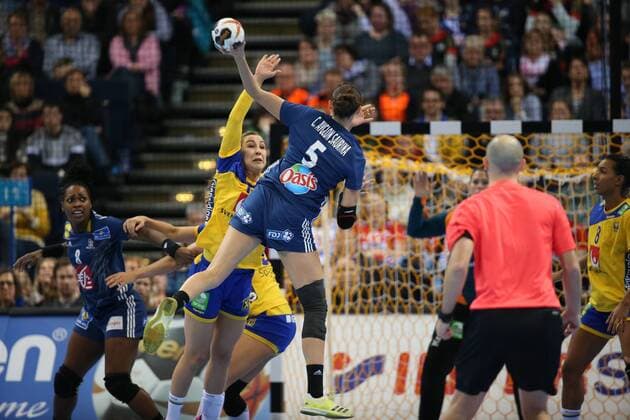 Handball, WM Damen, Schweden - Frankreich Schweden - Frankreich, 23. IHF Handball-Weltmeisterschaft der Frauen; Hamburg, 15.12.17 Hamburg, 15.12.17, Handball, 23. IHF Handball-Weltmeisterschaft der Frauen, Halbfinale, Schweden - Frankreich : Camille Ayglon Saurina (Frankreich, 05), Anna Lagerquist (Schweden, 19)