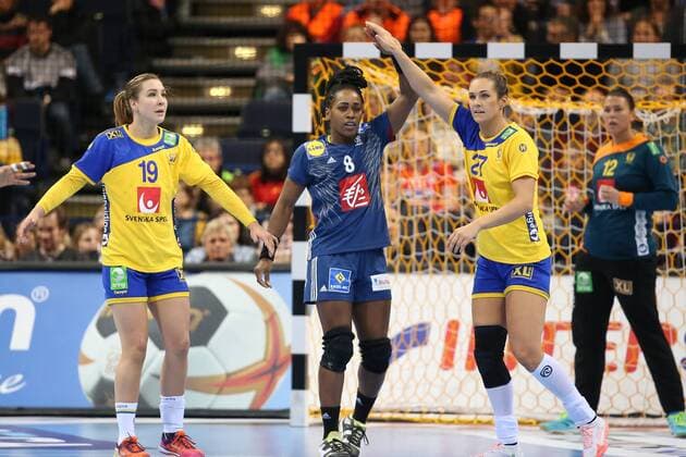 Handball, WM Damen, Schweden - Frankreich Schweden - Frankreich, 23. IHF Handball-Weltmeisterschaft der Frauen; Hamburg, 15.12.17 Hamburg, 15.12.17, Handball, 23. IHF Handball-Weltmeisterschaft der Frauen, Halbfinale, Schweden - Frankreich : Kampf am Kreis Laurisa Landre (Frankreich, 08), Anna Lagerquist (Schweden, 19), Sabina Jacobsen (Schweden, 27)