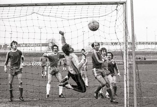 Aus 2. BL Nord 1974 75 VfL Wolfsburg - gegen Rot Weiss Oberhausen 2-0_hier am 13.04.1975. Im Foto: Tor für den VfL WOB