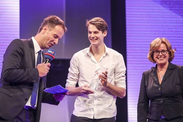 Felix Verleihung NRW Sportler des Jahres 2017 Duesseldorf, 15.12.2017 NRW Nachwuchssportler des Jahres, Hochspringer Falk Wendrich (LAC Soest) im Interview mit Moderator Claus Lufen (WDR) bei der Felix Verleihung NRW Sportler des Jahres 2017 am 15.12.2017 in der Mitsubishi Electric Halle in Duesseldorf (Nordrhein-Westfalen). Links NRW-Offizielle Ute Schaefer.