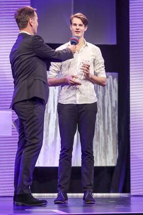 Felix Verleihung NRW Sportler des Jahres 2017 Duesseldorf, 15.12.2017 NRW Nachwuchssportler des Jahres, Hochspringer Falk Wendrich (LAC Soest) im Interview mit Moderator Claus Lufen (WDR) bei der Felix Verleihung NRW Sportler des Jahres 2017 am 15.12.2017 in der Mitsubishi Electric Halle in Duesseldorf (Nordrhein-Westfalen).