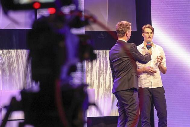 Felix Verleihung NRW Sportler des Jahres 2017 Duesseldorf, 15.12.2017 NRW Nachwuchssportler des Jahres, Hochspringer Falk Wendrich (LAC Soest) im Interview mit Moderator Claus Lufen (WDR) bei der Felix Verleihung NRW Sportler des Jahres 2017 am 15.12.2017 in der Mitsubishi Electric Halle in Duesseldorf (Nordrhein-Westfalen).