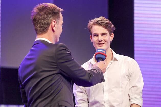 Felix Verleihung NRW Sportler des Jahres 2017 Duesseldorf, 15.12.2017 NRW Nachwuchssportler des Jahres, Hochspringer Falk Wendrich (LAC Soest) im Interview mit Moderator Claus Lufen (WDR) bei der Felix Verleihung NRW Sportler des Jahres 2017 am 15.12.2017 in der Mitsubishi Electric Halle in Duesseldorf (Nordrhein-Westfalen).