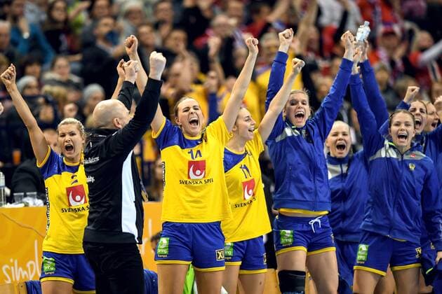 Bilder des Tages - SPORT Handball, WM Damen, Schweden - Frankreich 171215 Den svenska bänken jublar under semifinalen mellan Sverige och Frankrike under handbolls-VM den 15 december 2017 i Hamburg. Copyright: CARLxSANDIN BB171215CS115