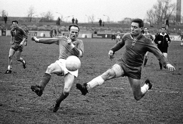 Aus Reg.-Liga Nord Saison 1966 67 VfL Wolfsburg - VfB Luebeck 1-0 am 12.02.1967. VfL Spieler ist Manfred Wuttich re.