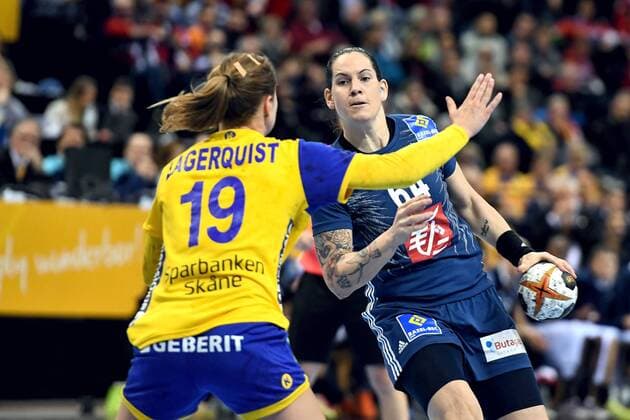 Handball, WM Damen, Schweden - Frankreich 171215 Sveriges Anna Lagerquist och Frankrikes Alexandra Lacrabere under semifinalen mellan Sverige och Frankrike under handbolls-VM den 15 december 2017 i Hamburg. Copyright: CARLxSANDIN BB171215CS125