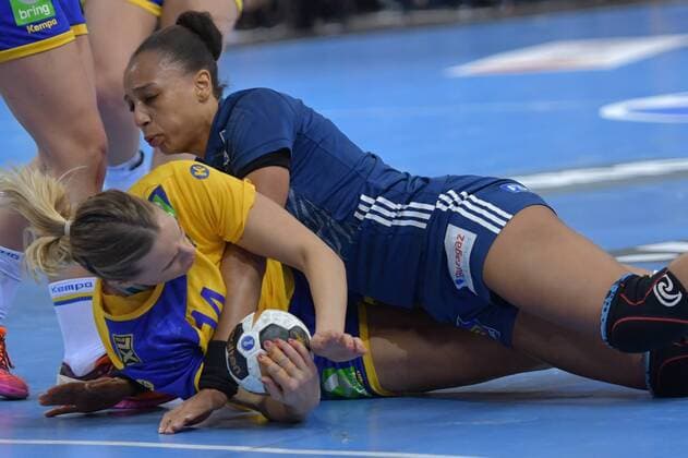 Handball, WM Damen, Schweden - Frankreich GER, HBL, 23 IHF Frauen Handball Weltmeisterschaft, Halbfinale, Schweden vs Frankreich 15.12.17, Barcleycard Arena Hamburg, GER, HBL, 23 IHF Frauen Handball Weltmeisterschaft, Halbfinale, Schweden vs Frankreich, im Bild Johanna Westberg(Schweden 14) versucht sich gegen Beatrice Edwige (Frankreich 24) durchzusetzen