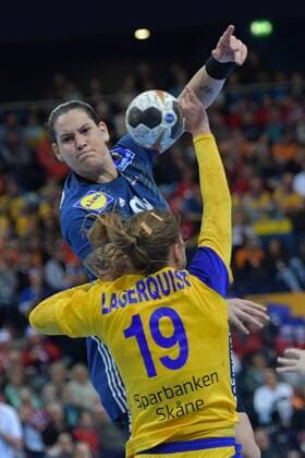 Handball, WM Damen, Schweden - Frankreich GER, HBL, 23 IHF Frauen Handball Weltmeisterschaft, Halbfinale, Schweden vs Frankreich 15.12.17, Barcleycard Arena Hamburg, GER, HBL, 23 IHF Frauen Handball Weltmeisterschaft, Halbfinale, Schweden vs Frankreich, im Bild Anna Lagerquist(Schweden 19) versucht sich gegen Alexandra Lacrabere (Frankreich 64) durchzusetzen