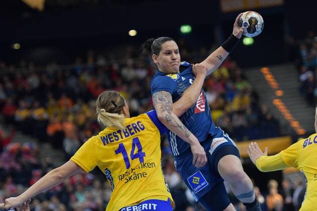 Handball, WM Damen, Schweden - Frankreich GER, HBL, 23 IHF Frauen Handball Weltmeisterschaft, Halbfinale, Schweden vs Frankreich 15.12.17, Barcleycard Arena Hamburg, GER, HBL, 23 IHF Frauen Handball Weltmeisterschaft, Halbfinale, Schweden vs Frankreich, im Bild Johanne Westberg(Schweden 14) versucht sich gegen Alexandra Lacrabere (Frankreich 64) durchzusetzen