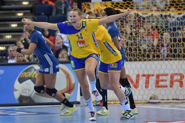 Handball, WM Damen, Schweden - Frankreich GER, HBL, 23 IHF Frauen Handball Weltmeisterschaft, Halbfinale, Schweden vs Frankreich 15.12.17, Barcleycard Arena Hamburg, GER, HBL, 23 IHF Frauen Handball Weltmeisterschaft, Halbfinale, Schweden vs Frankreich, im Bild Johanne Westberg(Schweden 14) jubelt nach einem geschossenen Tor