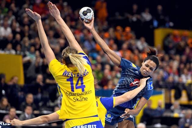 Handball, WM Damen, Schweden - Frankreich 171215 Frankrikes Allison Pineau under semifinalen mellan Sverige och Frankrike under handbolls-VM den 15 december 2017 i Hamburg. Copyright: CARLxSANDIN BB171215CS136